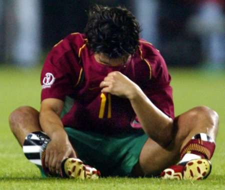 葡萄牙0-1韩国 康西卡奥垂头丧气坐在草地上