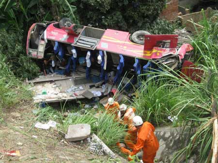福建福安境内客车翻车9人死亡27人受伤(组图)