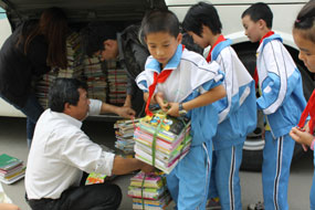 学生搬运捐赠图书