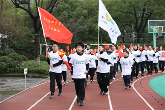 奔跑迎亚运 杭州这所小学与社区共同启动“开学第一跑”