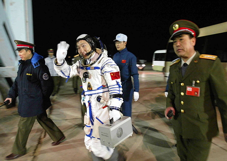 家庭成员:妻子张玉梅,儿子杨宁康   杨利伟是中华人民共和国第一位